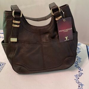 Brand new , 2 inner sections with center zipper pocket